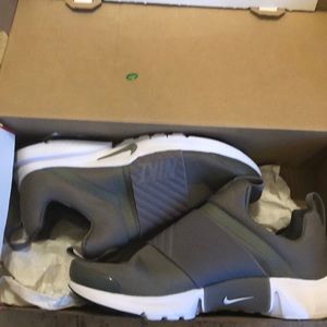 Kids Nike Running Shoes (SIZE 9 in Women’s)